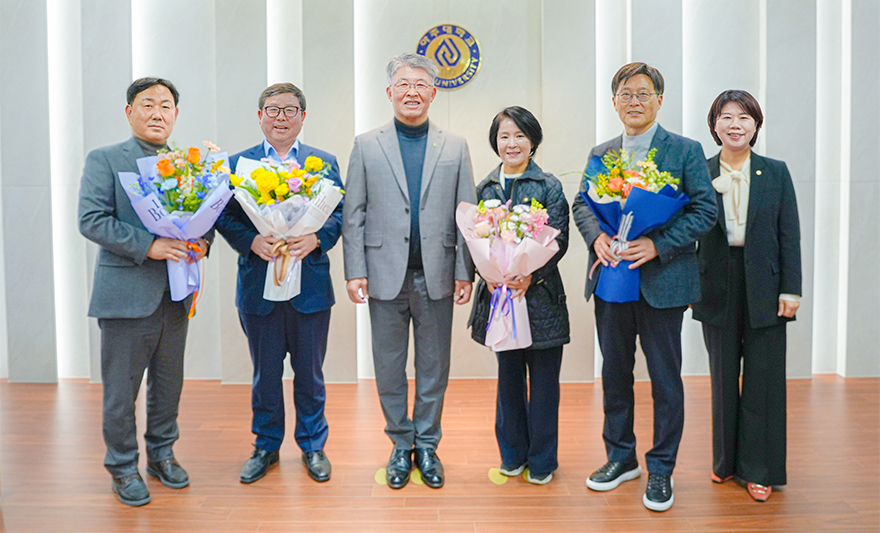 아주대 발전을 위해 나눔의 뜻을 실천한 이성환∙김욱종∙정이숙 기부자와 사단법인 국방 NCW 포럼의 기부금 전달식이 마련됐다. 지난 28일 율곡관 총장실에서 열린 이 날 행사에는 기부자인 이성환 ㈜솔루엠 전무와 김욱종 ㈜창성비케이 대표, 정이숙 약학대학장이 참석했다. 사단법인 국방 NCW 포럼을 대표해 노병희 국방 NCW 포럼 이사(소프트웨어학과 교수)도 함께 했다. 학교에서는 최기주 총장과 조경숙 대학발전본부장이 자리했다. 최기주 총장이 아주 가족을 대표해 감사 인사를 전하고 감사패와 예우품을 전달했다.